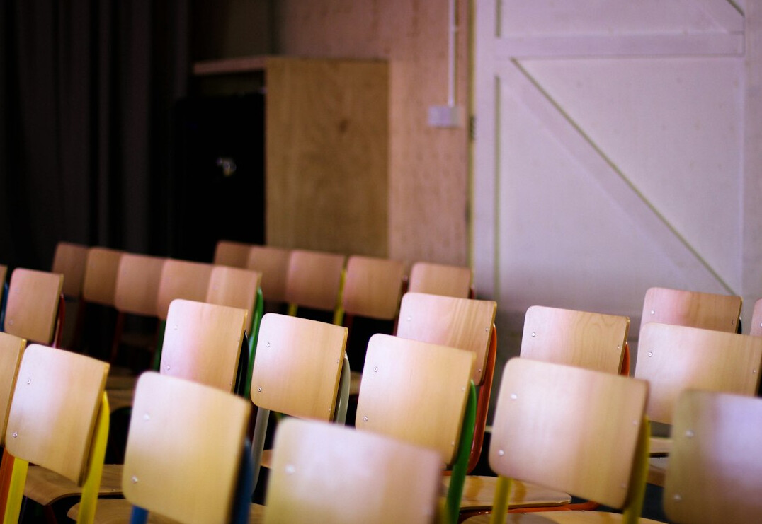 Salle de réunion publique avec chaises et microphones