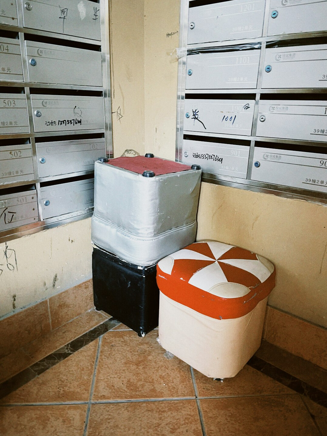 Salle d'archives publiques avec classeurs et boîtes