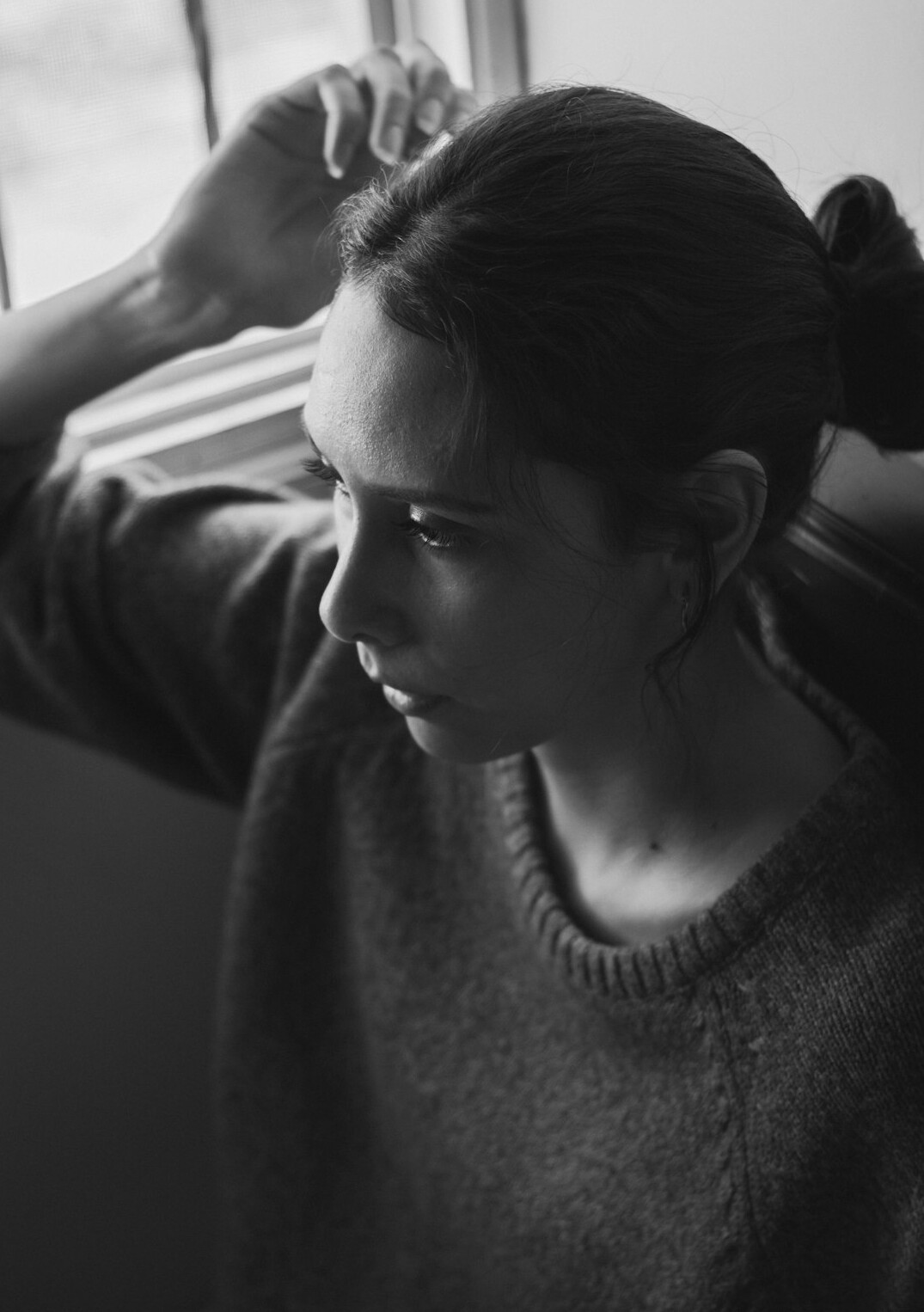 Portrait studio d'une femme chargée de la vérification des faits