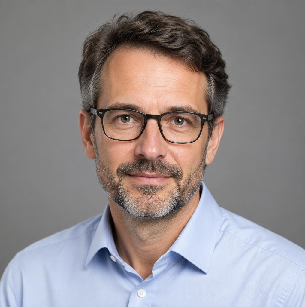 Portrait studio d'un homme relecteur avec des lunettes